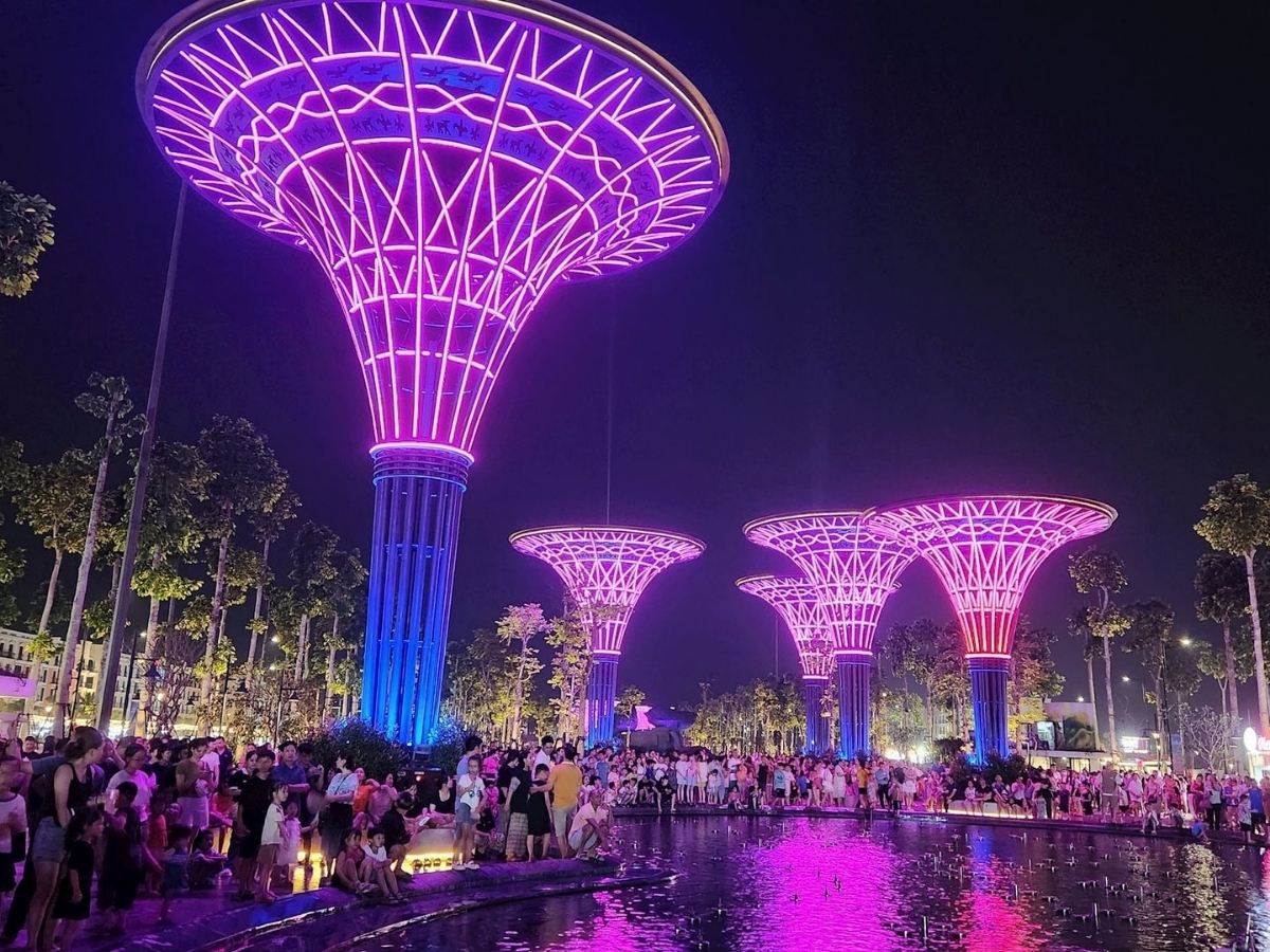 Quảng trường biển Sầm Sơn thu hút đông đảo du khách.