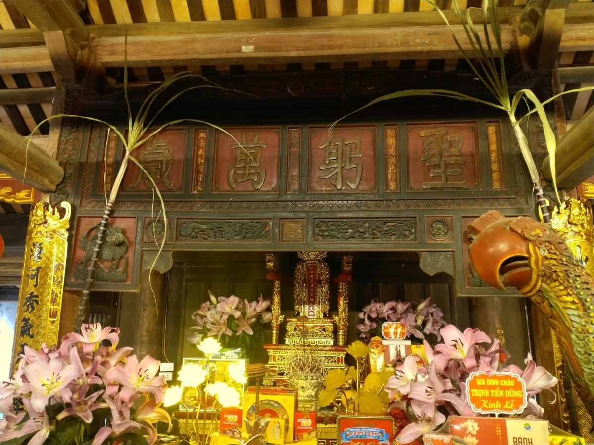 Không gian thờ tự trang nghiêm phía trong Phủ Trịnh và Nghè Vẹt. 
