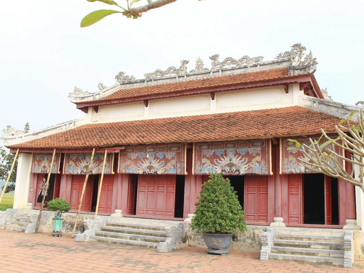 Khung cảnh bên ngoài lăng miếu Triệu Trường.