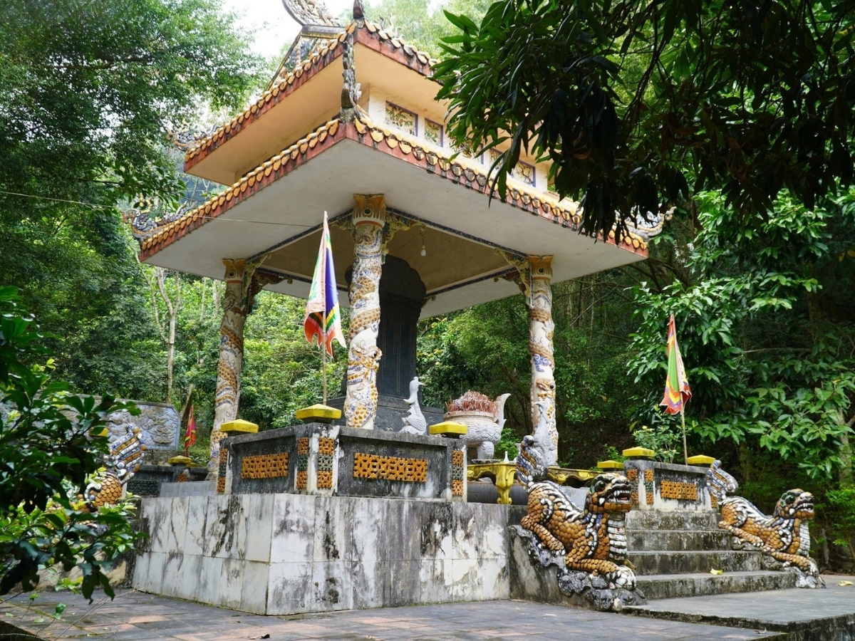 Lăng Trường Nguyên nằm trên núi Thiên Tôn.