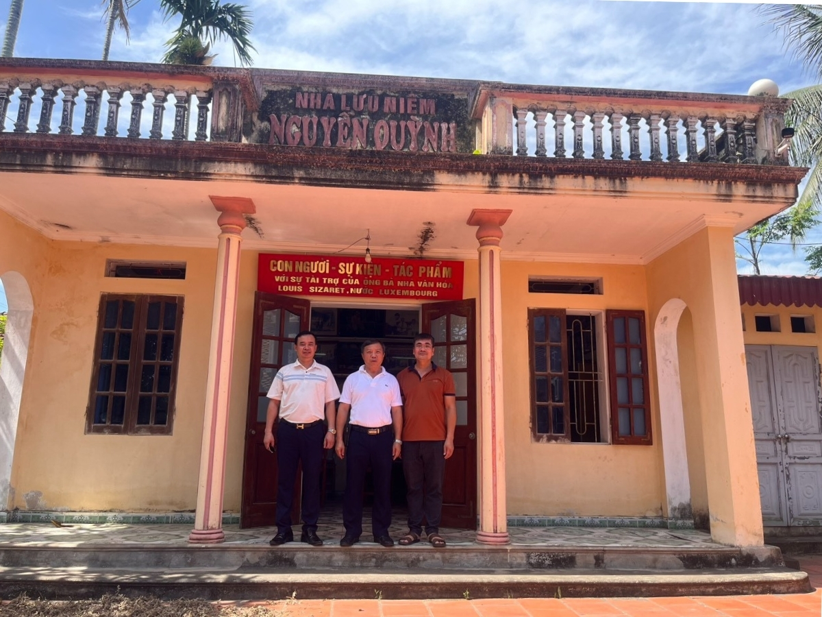 Nhà lưu niệm trong khuôn viên nhà thờ Trạng Quỳnh.