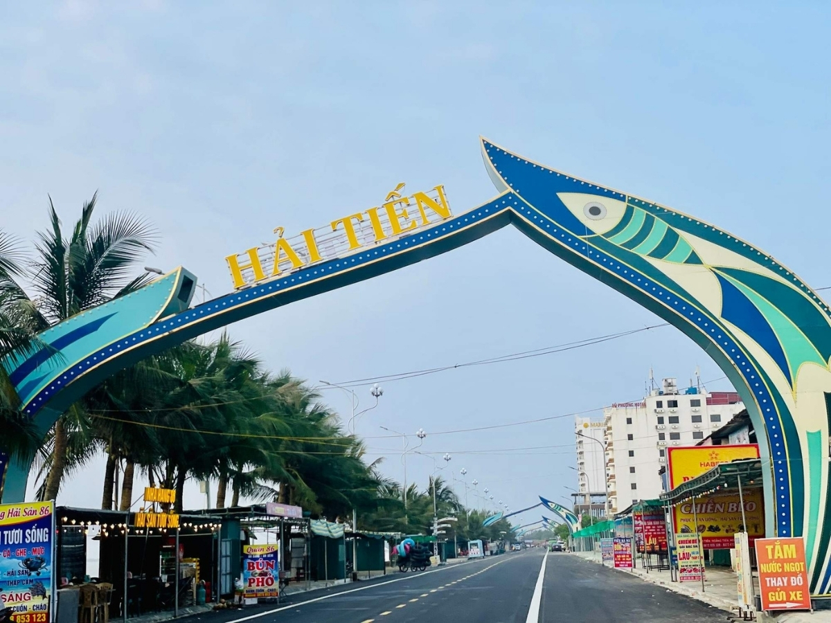 Biển Hải Tiến là điểm đến nổi bật gần trung tâm Thanh Hóa.