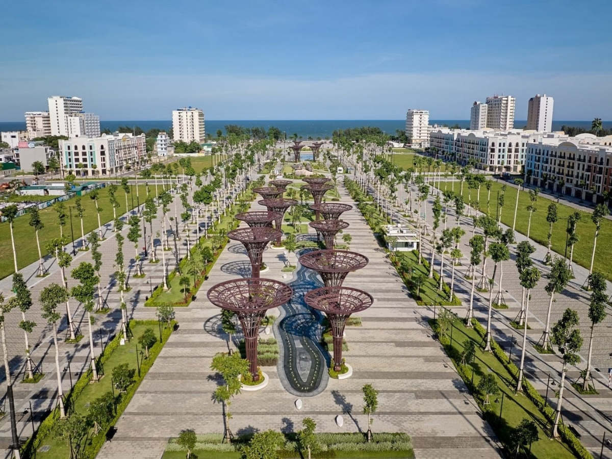 Quảng trường biển Sầm Sơn với không gian và kiến trúc hiện đại.