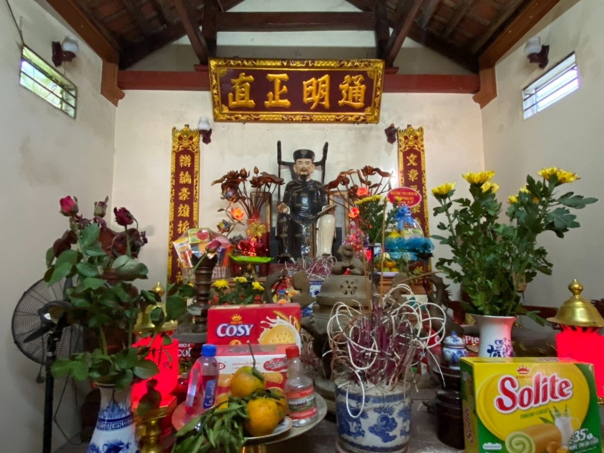 Không gian thờ tự phía trong nhà thờ Trạng Quỳnh.