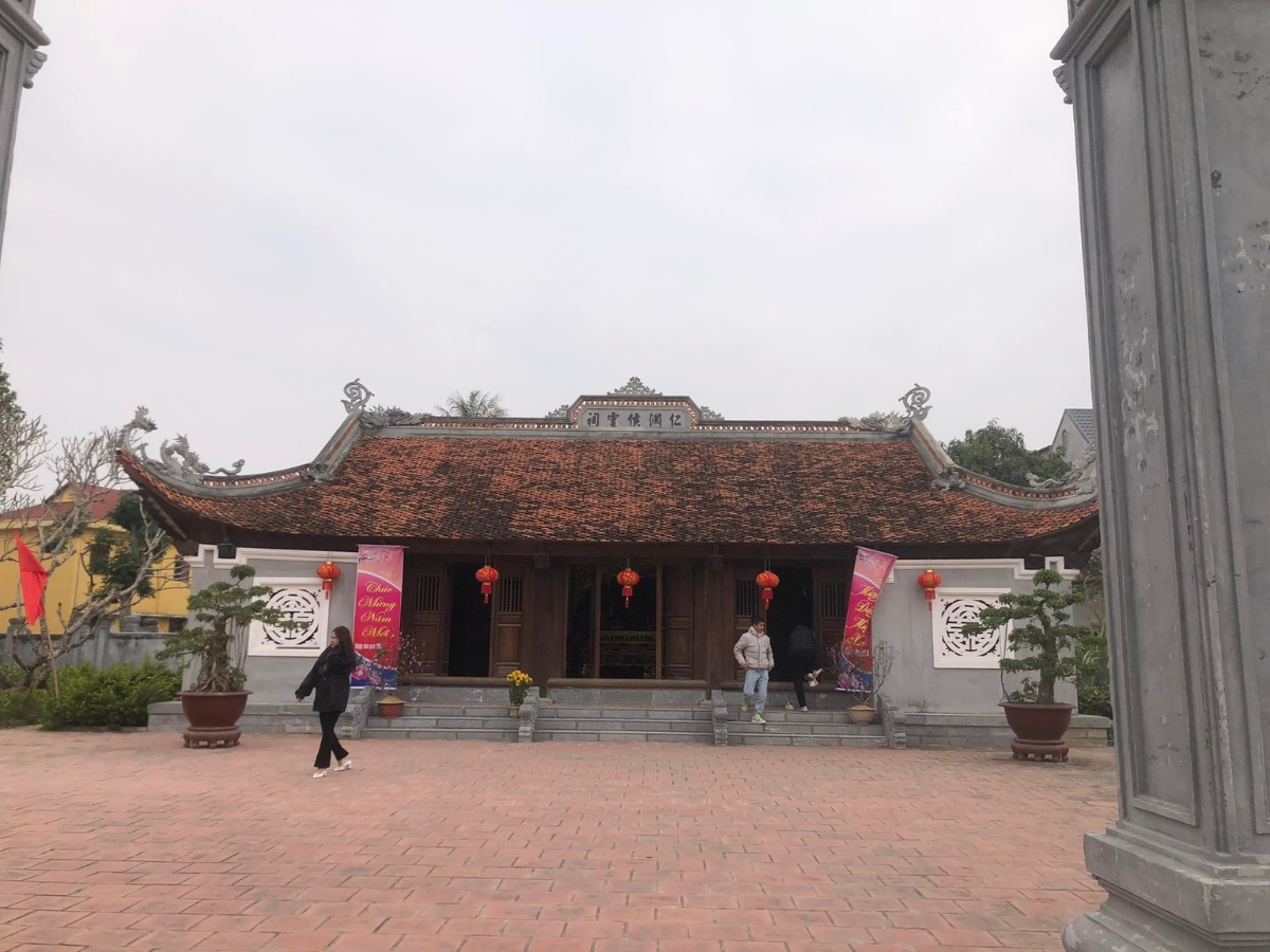 Ăn mặc lịch sự và giữ thái độ trang nghiêm khi đến đền thờ Lê Văn Hưu.