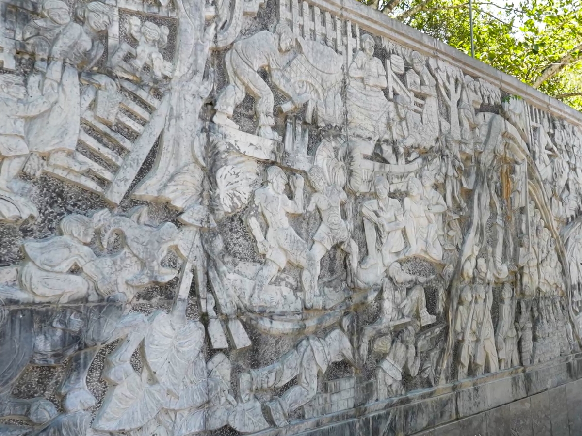 Bức tường khắc họa hình ảnh đội lính du kích Ngọc Trạo. 