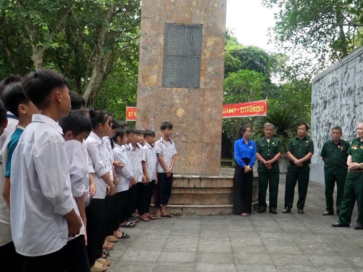 Ăn mặc lịch sự và giữ thái độ trang nghiêm khi tham quan Chiến khu Ngọc Trạo. 