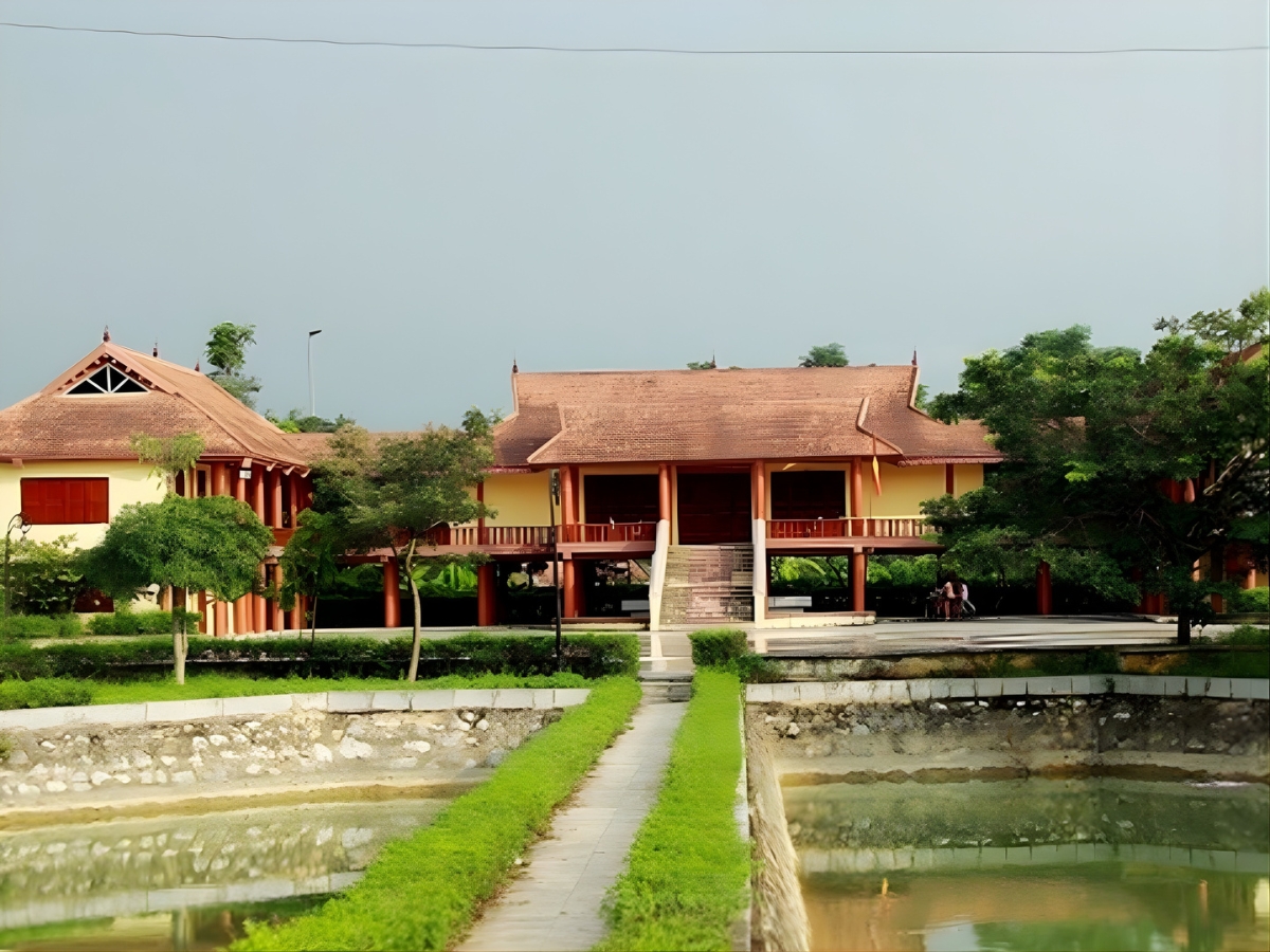 Khu nhà trưng bày tại Di tích lịch sử Chiến khu Ngọc Trạo. 