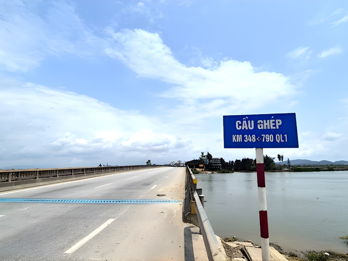 Cầu Ghép nối đôi bờ sông Yên khu vực bến phà Ghép.