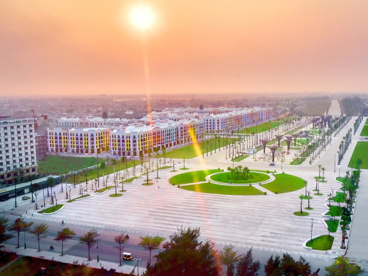 Đi dạo tham quan tại Quảng trường biển Sầm Sơn.