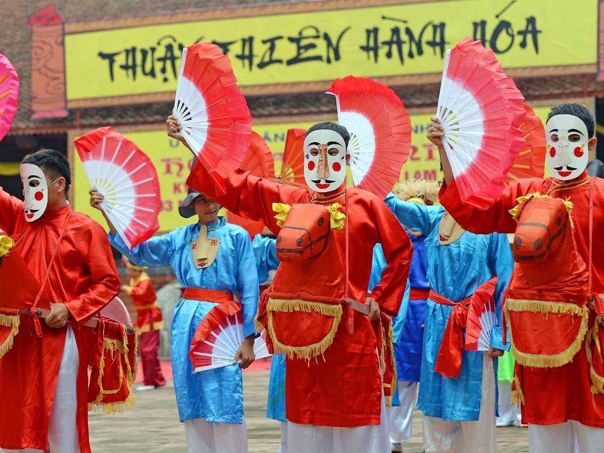 Màn thi múa Trò Xuân Phả giữa các làng trong vùng. 