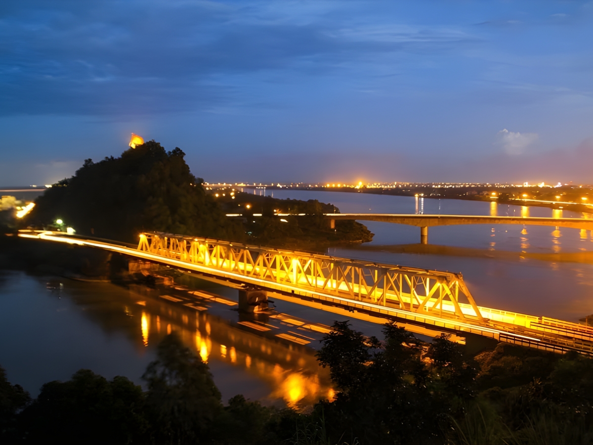 Kết hợp tham quan và tìm hiểu những câu chuyện lịch sử tại cầu Hàm Rồng.