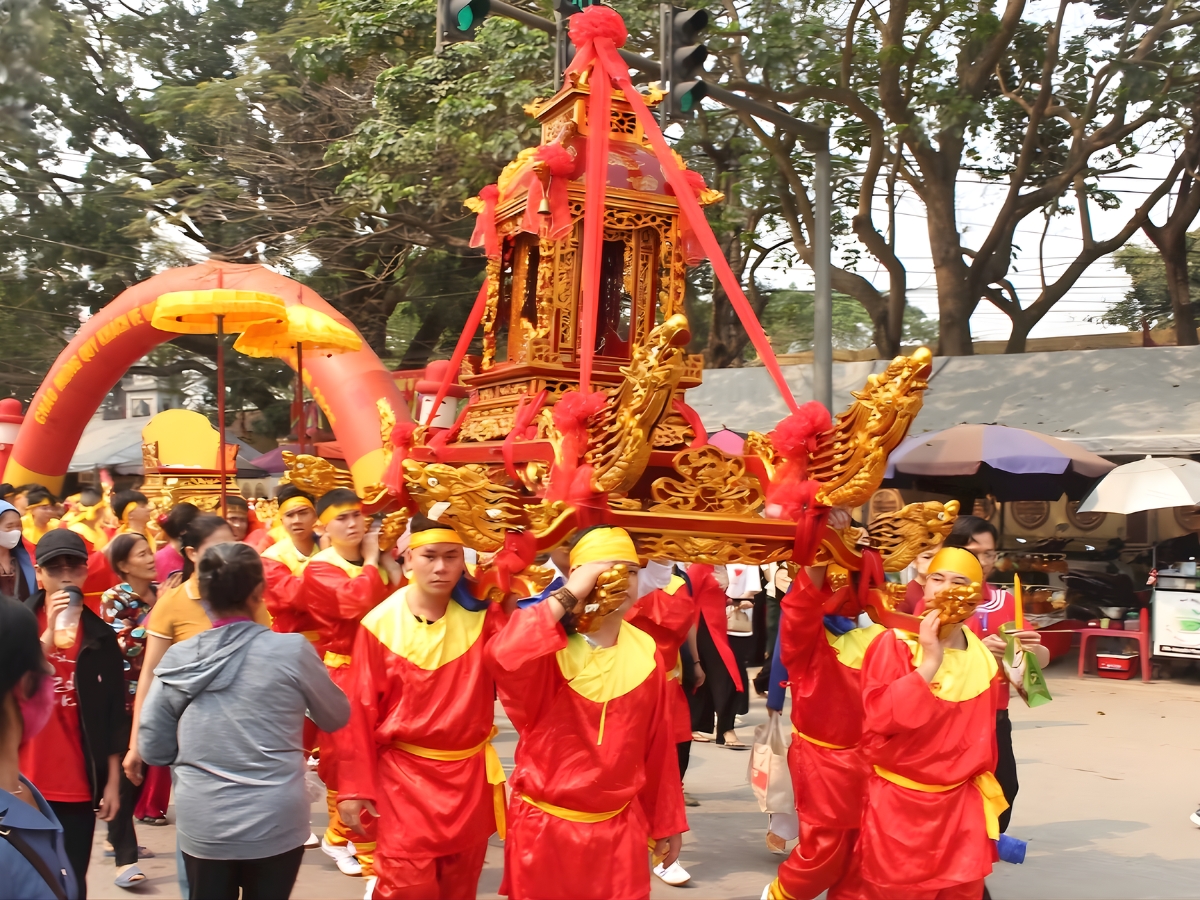 Không khí lễ hội rộn ràng tại đền Sòng Sơn Thanh Hóa.