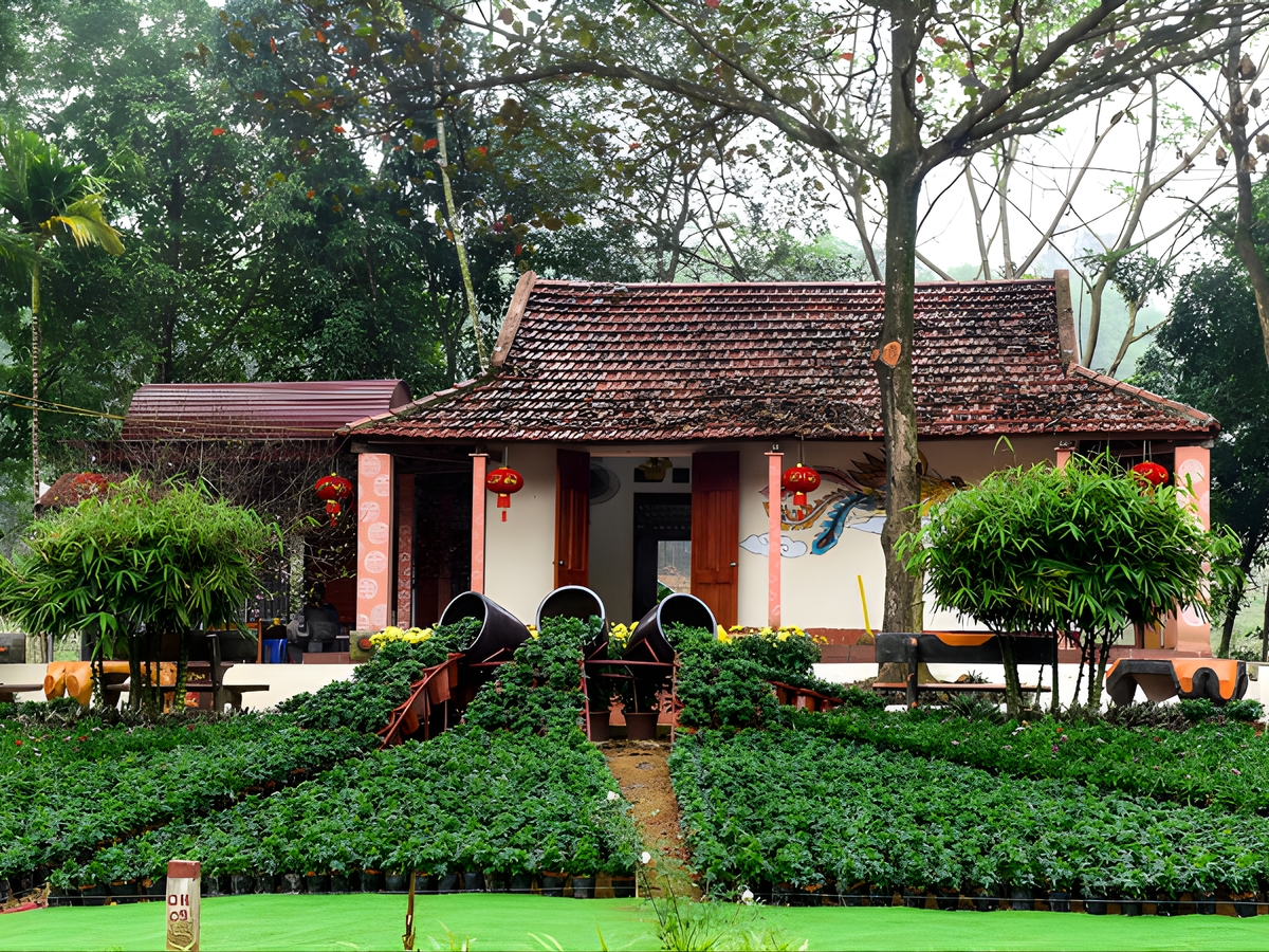 Khung cảnh thiên nhiên xanh mát tại đền Phủ Na Khung cảnh thiên nhiên xanh mát tại đền Phủ Na