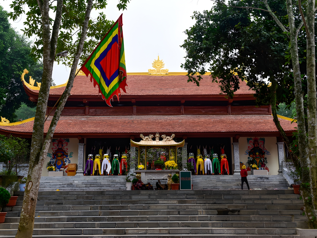 Phủ Na là nơi thờ phụng nhiều vị thánh trong văn hóa tín ngưỡng Việt Nam. Phủ Na là nơi thờ phụng nhiều vị thánh trong văn hóa tín ngưỡng Việt Nam.