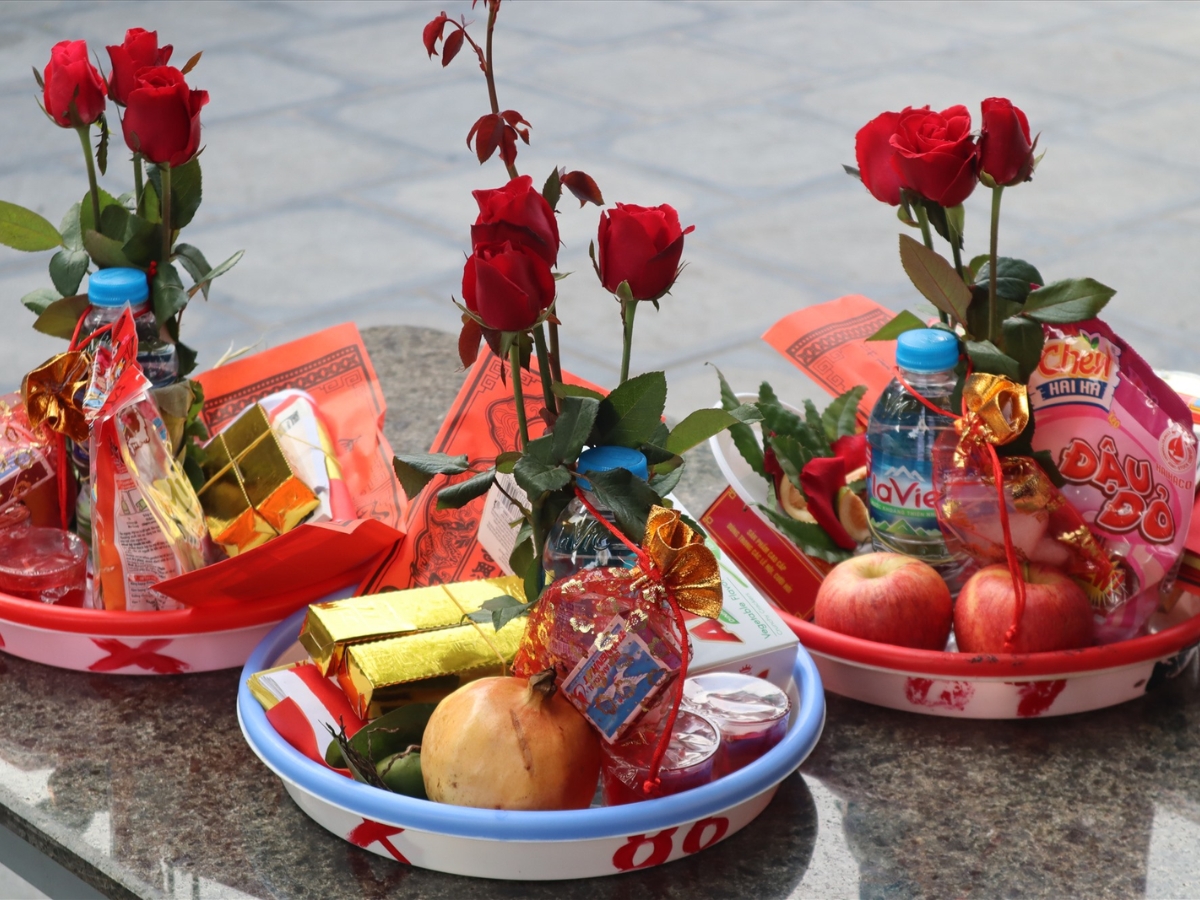 Chuẩn bị lễ vật thành tâm khi đến Phủ Sung.