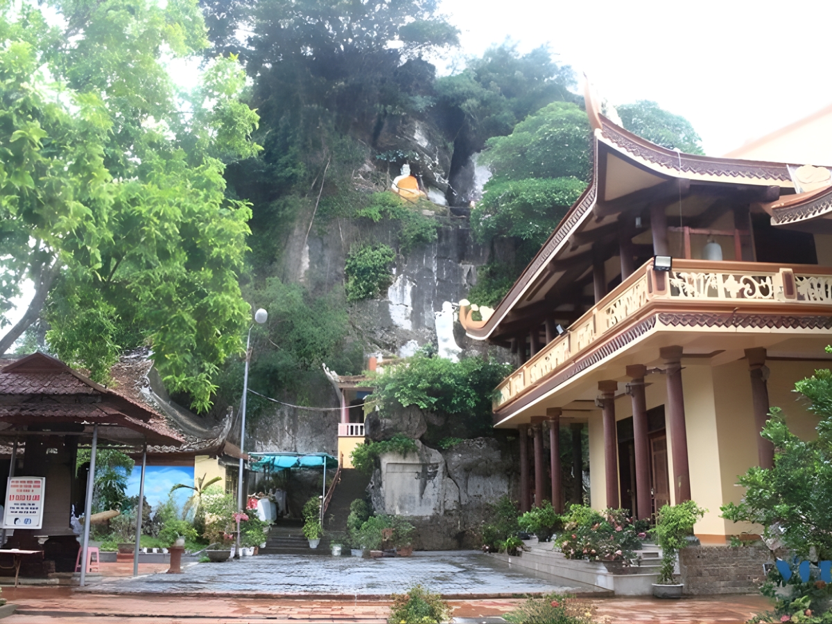 Chùa Vồm nằm dưới chân núi Bàn A tỉnh Thanh Hóa.