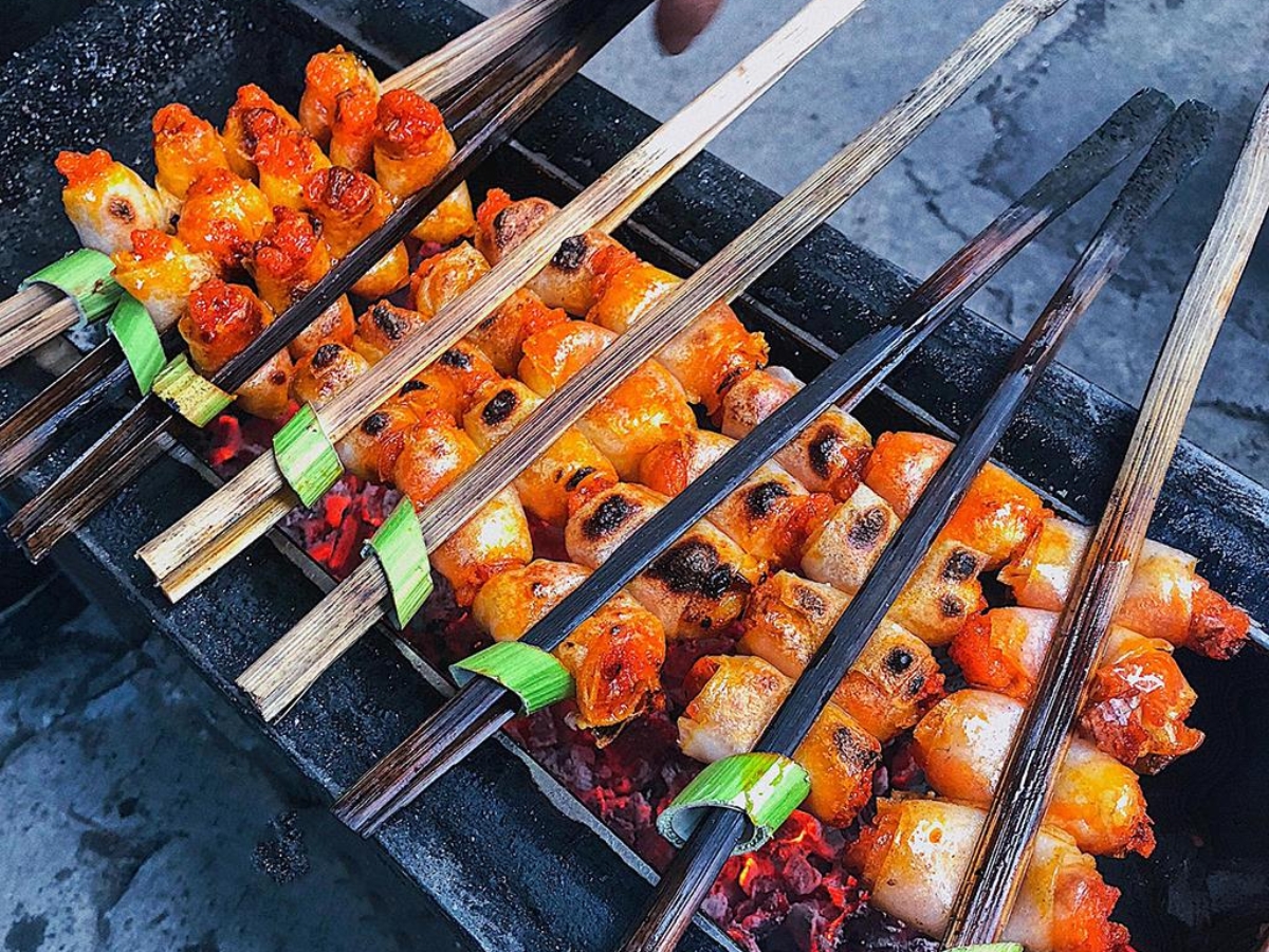 Thưởng thức đặc sản chả tôm Thanh Hóa.