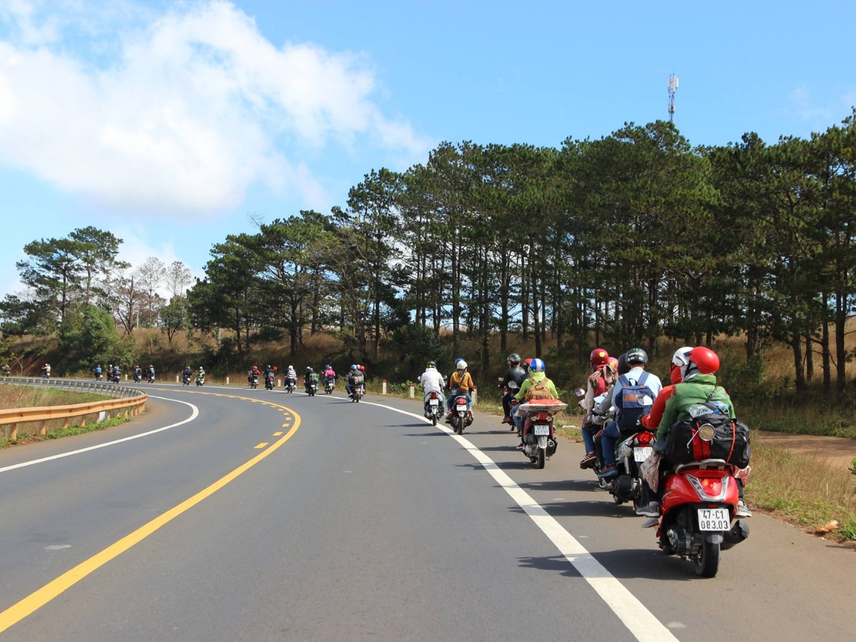 Nhiều du khách lựa chọn di chuyển bằng xe máy từ ga Thanh Hóa đến Sầm Sơn. Nhiều du khách lựa chọn di chuyển bằng xe máy từ ga Thanh Hóa đến Sầm Sơn.