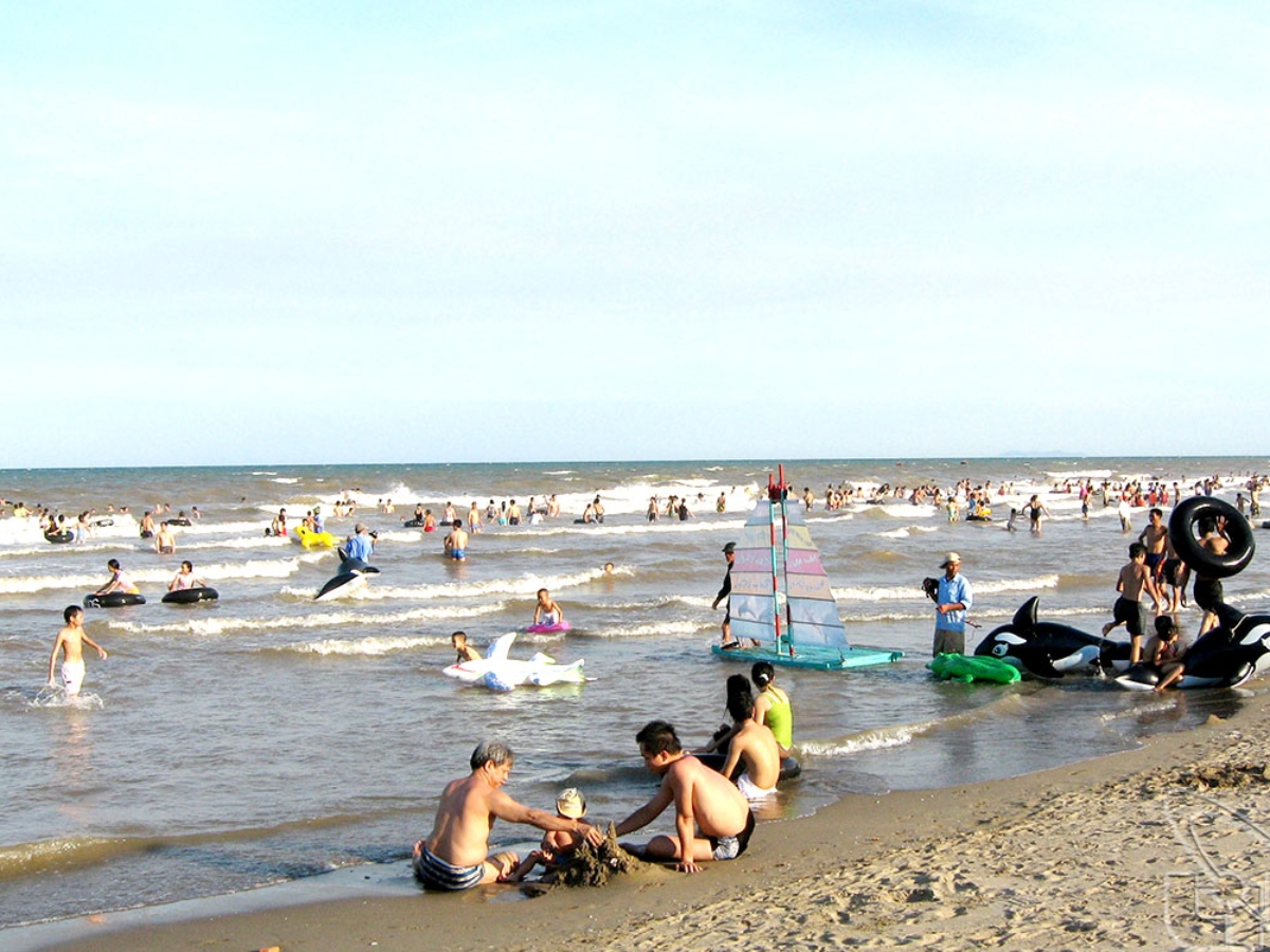 Bãi biển Sầm Sơn đông vui, nhộn nhịp vào mỗi dịp hè. Bãi biển Sầm Sơn đông vui, nhộn nhịp vào mỗi dịp hè.