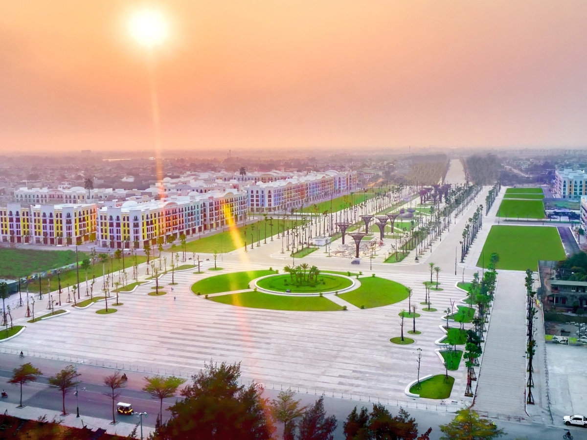 Quảng trường biển Sầm Sơn là công trình biểu tượng mới của du lịch Thanh Hóa.