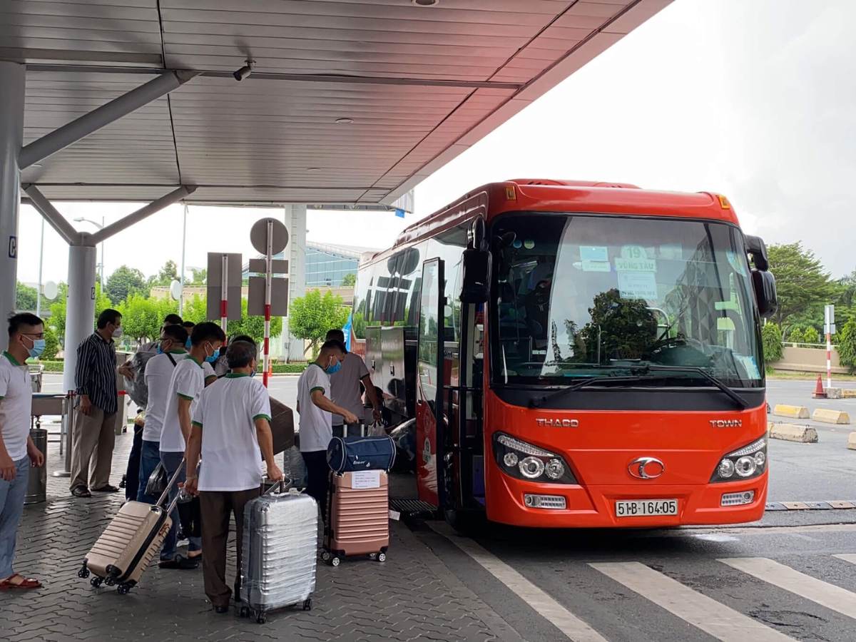 Di chuyển bằng xe khách vừa thuận tiện lại tiết kiệm.