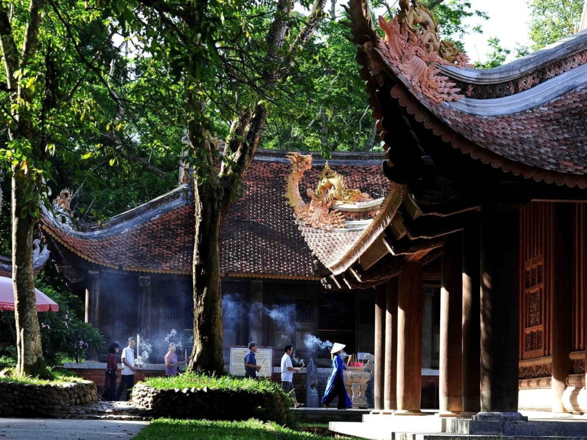 Tham quan và tìm hiểu lịch sử tại khu di tích Lam Kinh.