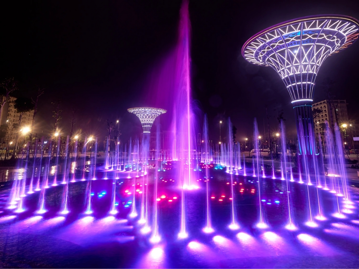 Quảng trường biển Sầm Sơn rực rỡ ánh đèn, bừng sức sống khi đêm về.