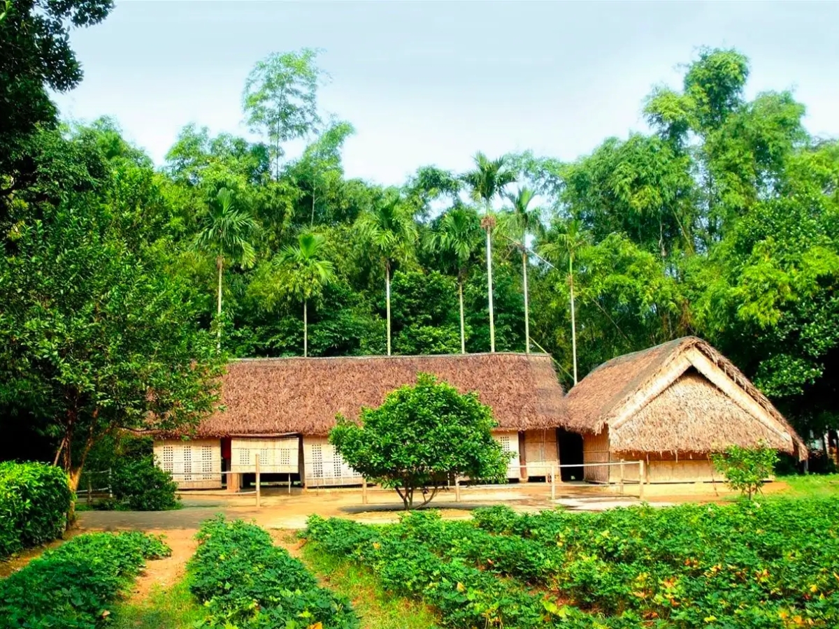 Về thăm làng Sen và lắng nghe những câu chuyện gắn liền với cuộc đời Bác.