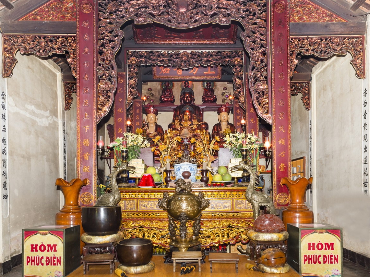 Khu vực bàn thờ được bài trí cẩn thận, trang nghiêm.