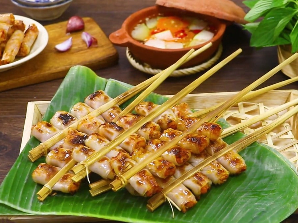 Thưởng thức chả tôm - đặc sản Thanh Hóa.