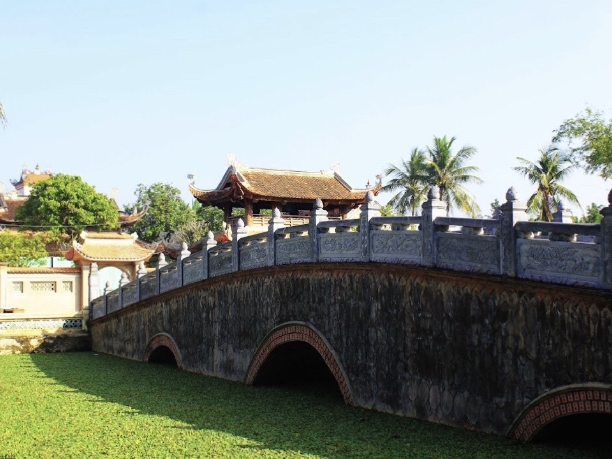 Hồ sen và cây cầu vòm được xây dựng nhờ sự đóng góp của phật tử khắp nơi.