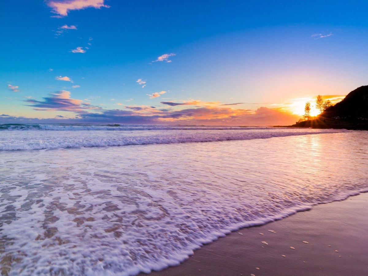 Du khách có thể ghé biển Sầm Sơn để đi dạo, tắm biển và vui chơi.