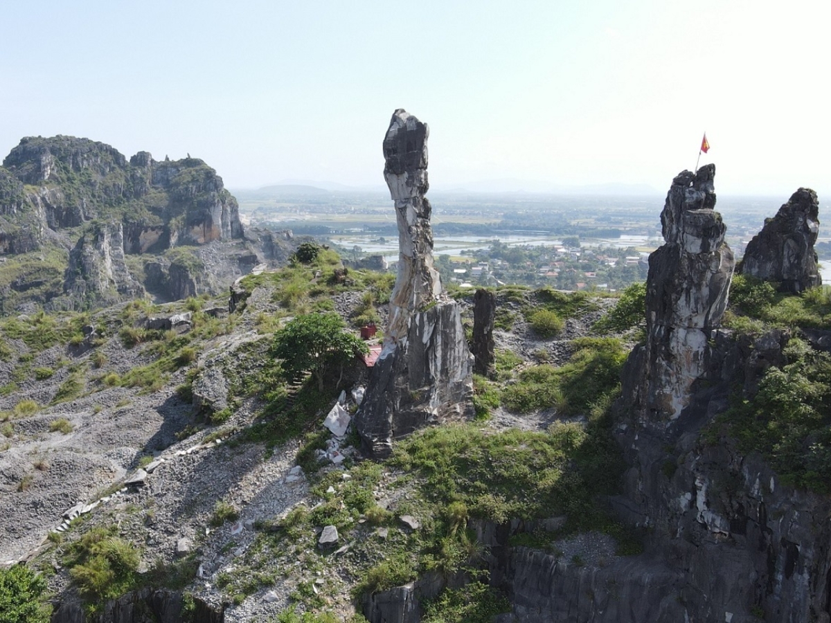 Làng Nhồi là làng chế tác đá mỹ nghệ nằm ngay dưới chân núi Nhồi.