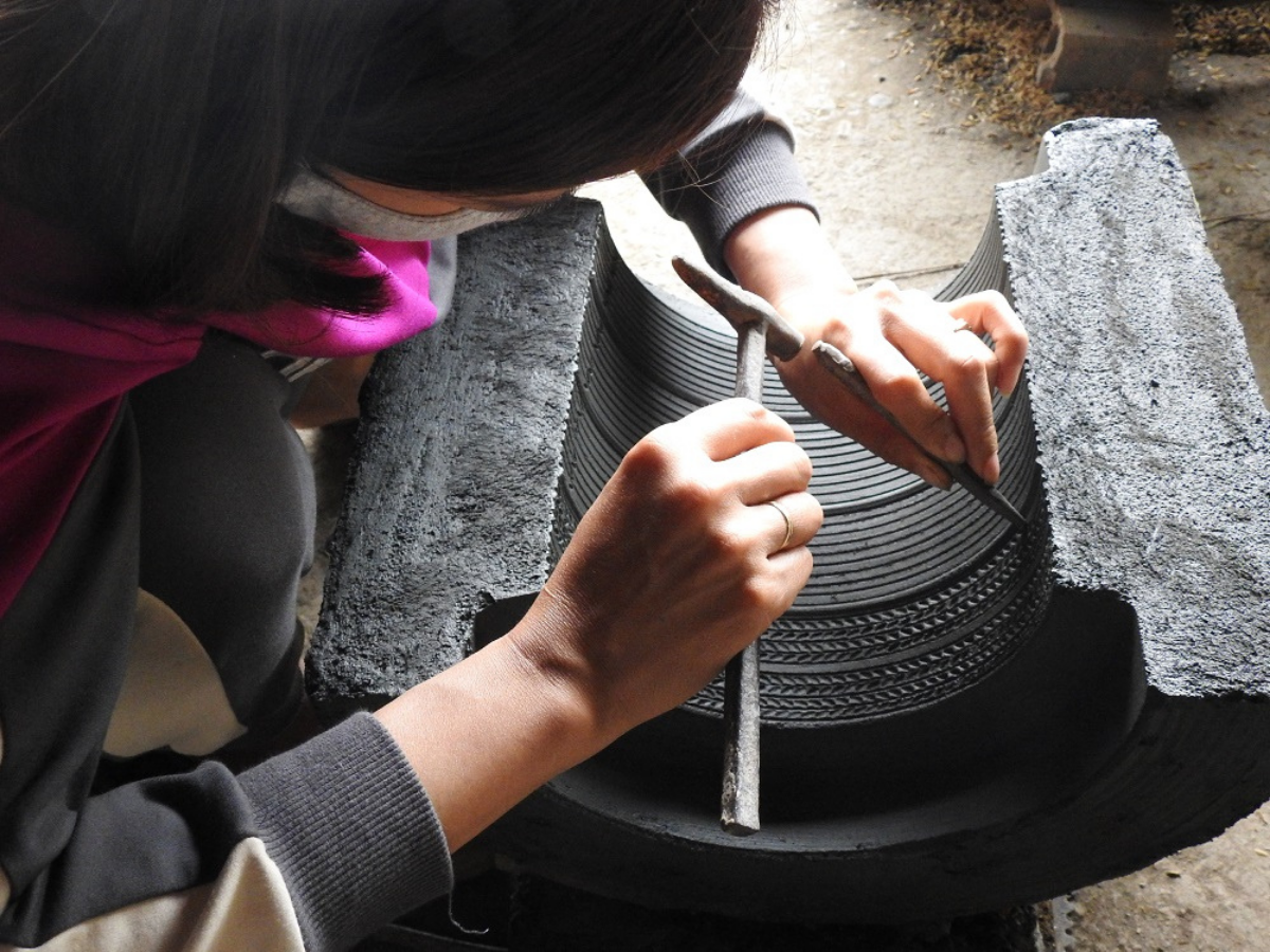 Nghề đúc đồng tại Trà Đông vẫn bảo tồn nguyên vẹn các bước chế tác thủ công truyền thống.