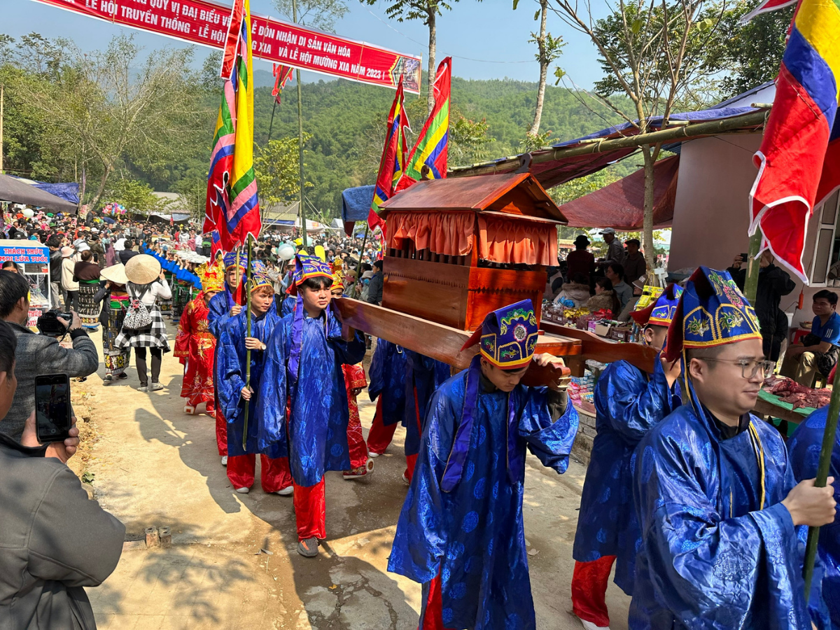 Nghi lễ "rước đá vía" được xem là phần quan trọng nhất, chứa đựng ý nghĩa tâm linh sâu sắc trong lễ hội Mường Xia.