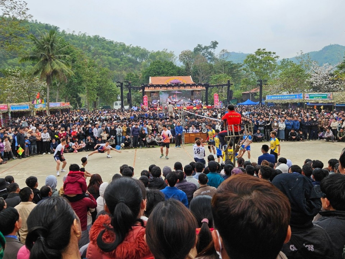 Không gian lễ hội sôi nổi với nhiều trò chơi dân gian truyền thống.