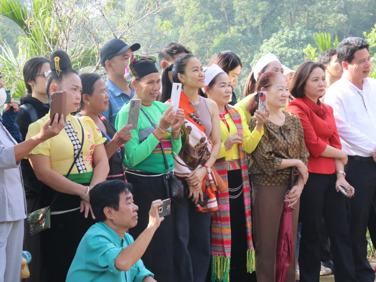 Du khách nên lựa chọn trang phục truyền thống hoặc trang phục giản dị, phù hợp với không gian linh thiêng và văn hóa địa phương.