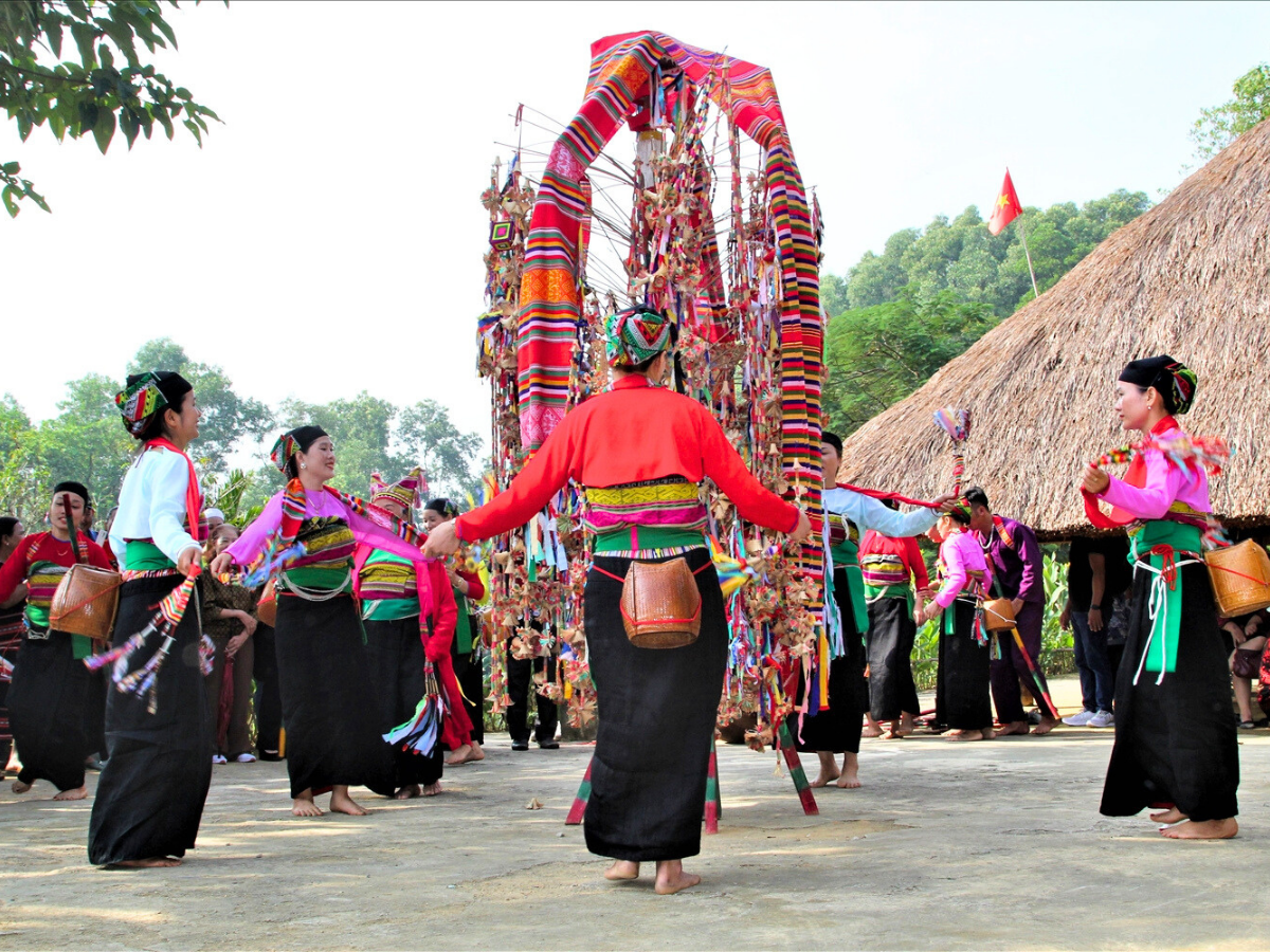 "Pôồn Pôông" mang ý nghĩa "nhảy múa cùng hoa", nhấn mạnh đến tình yêu thiên nhiên và khát vọng một cuộc sống tươi sáng.