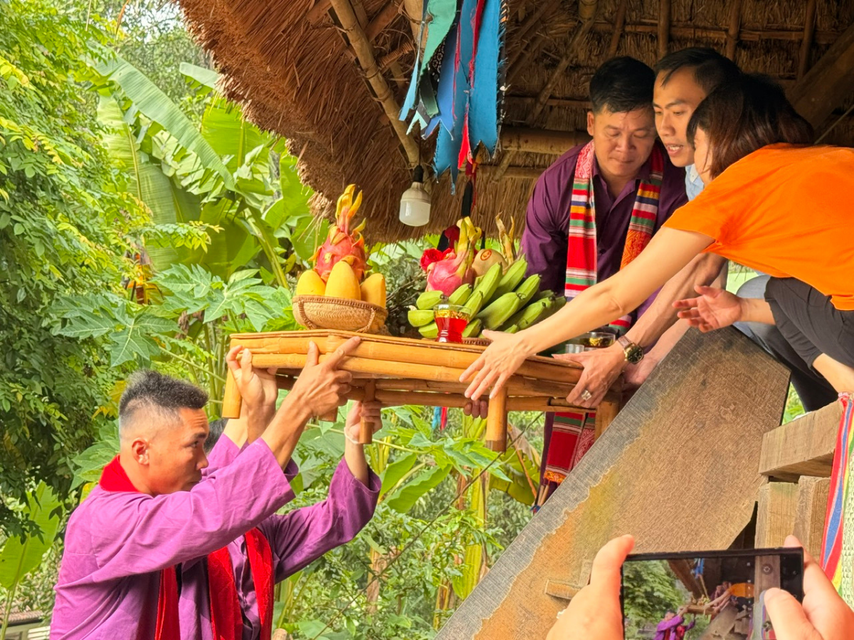 Người dân chuẩn bị những lễ vật truyền thống để dâng lên bàn thờ đặt cạnh cây bông.