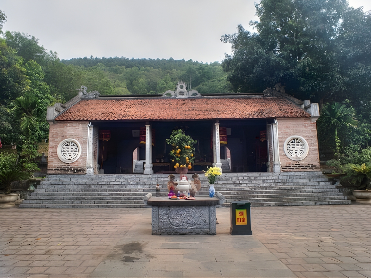 Tiền đường cổ kính, mang màu sắc kiến trúc đền chùa Bắc Trung Bộ