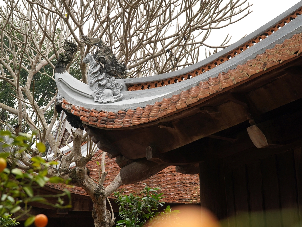 Ngôi đền cổ có thiết kế mái vẩy, cong như thường thấy ở các ngôi đình, chùa Việt Nam xưa kia.