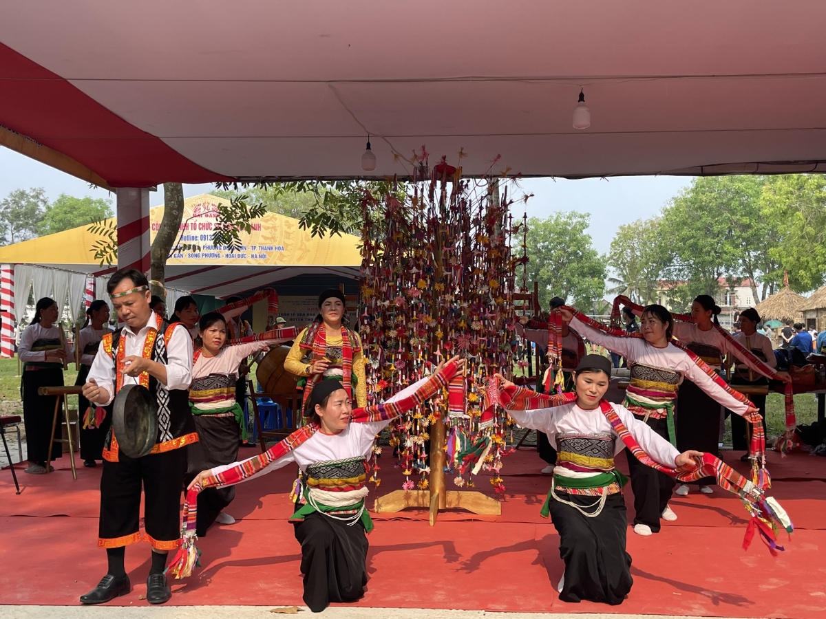 Biểu diễn múa Pồn - Pông tại lễ hội đền thờ Lê Hoàn.