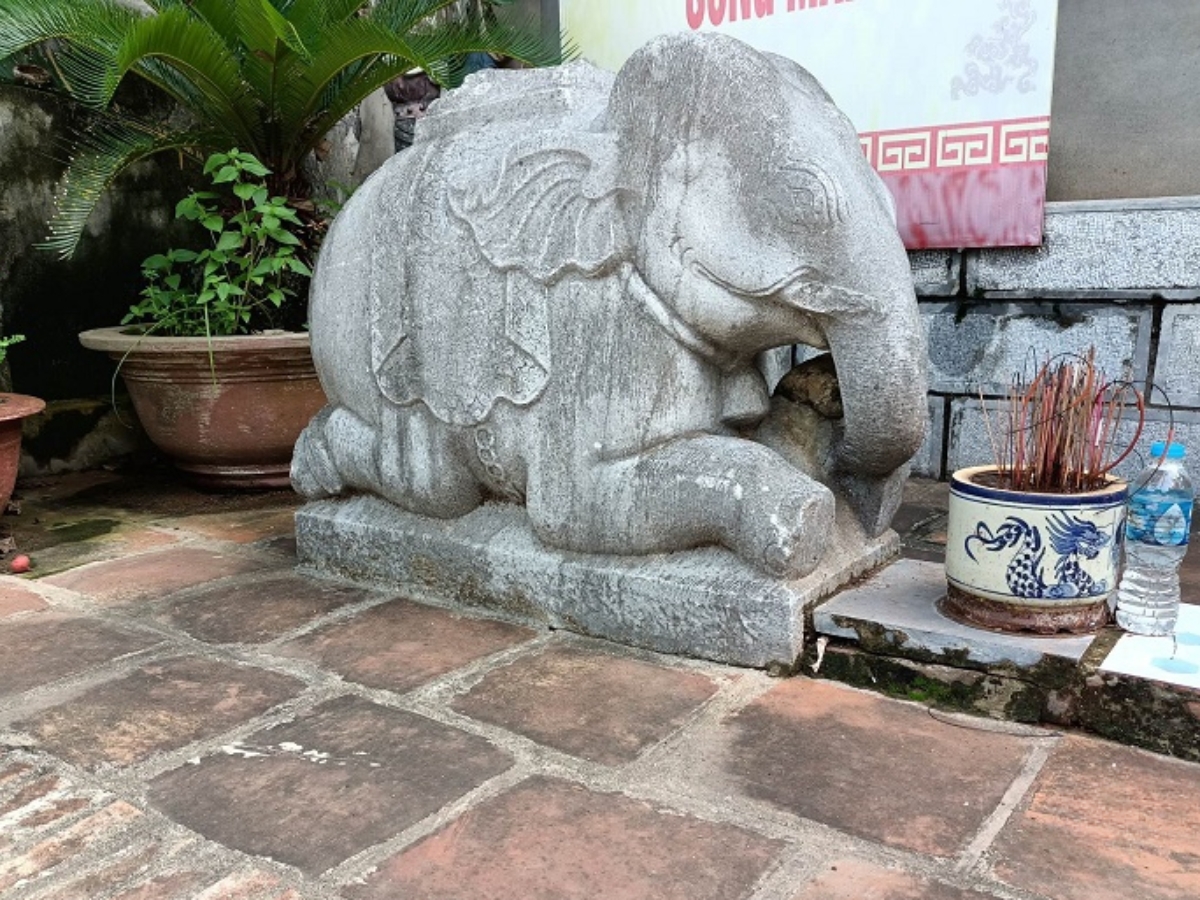 Tượng voi quỳ vẫn được lưu giữ tại đền thờ Dương Đình Nghệ.