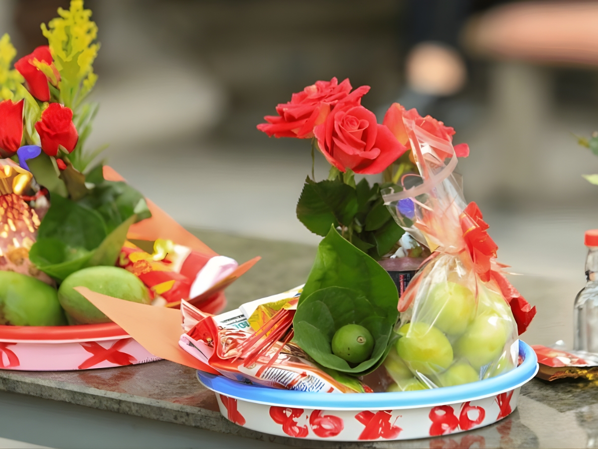 Du khách nên chuẩn bị lễ vật đơn giản, thành tâm khi đến đền Đồng Cổ.