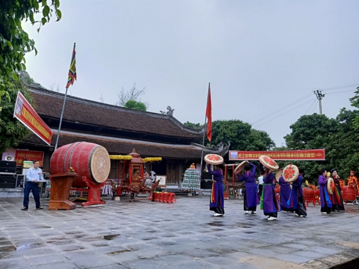 Lễ hội đền Đồng Cổ được tổ chức với nhiều nghi lễ và trò chơi dân gian thu hút đông đảo người dân và khách du lịch.