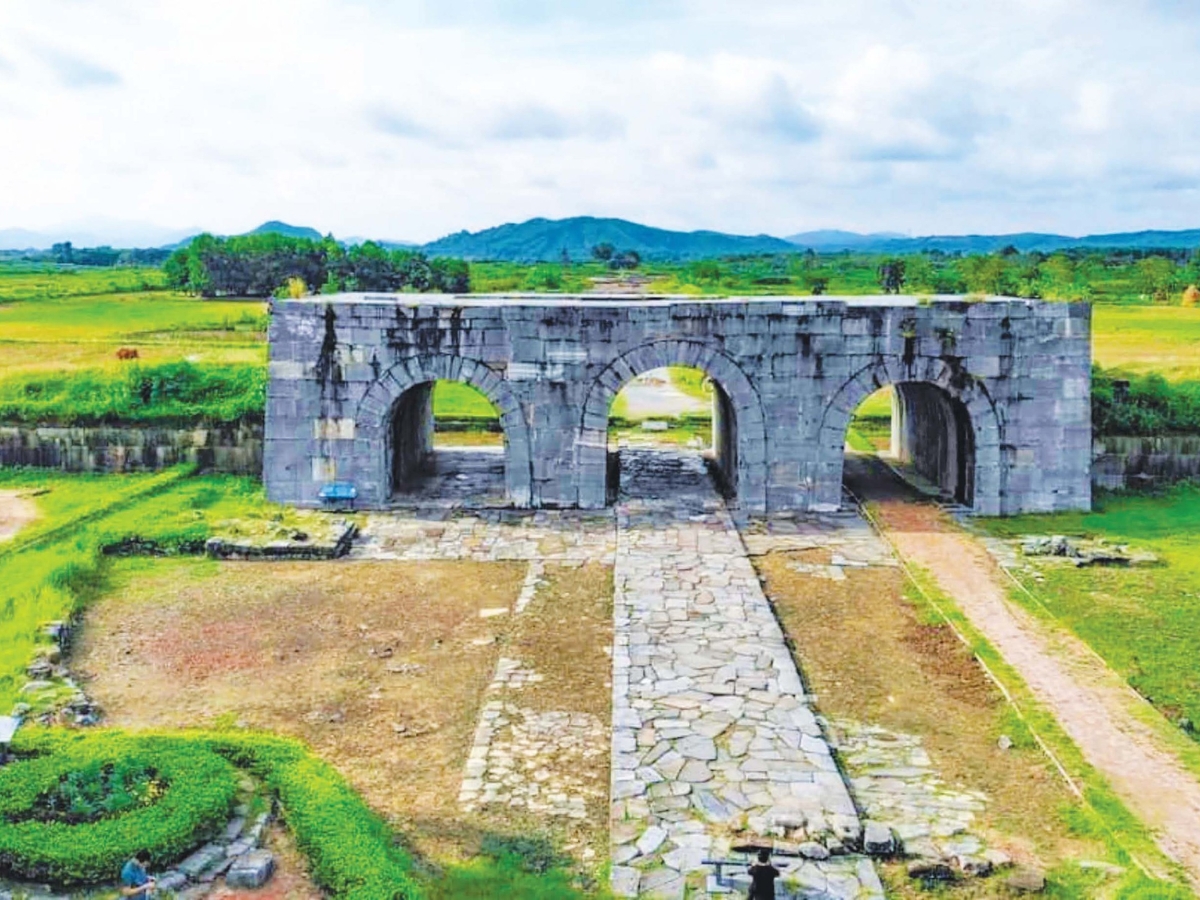 Tham quan và lắng nghe những câu chuyện lịch sử gắn liền với Thành nhà Hồ. 