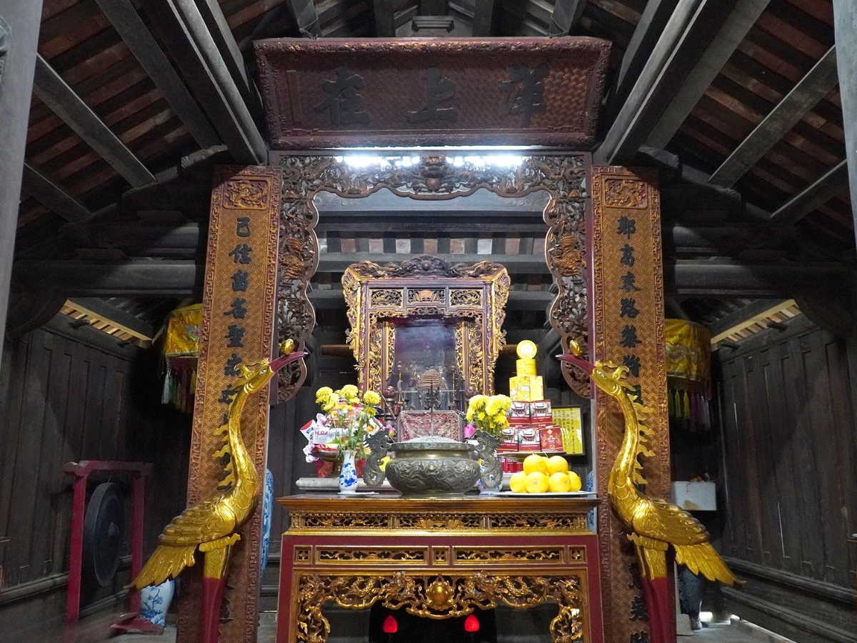 Bên trong đền thờ Lê Lai được bài trí ban thờ sơn son thiếp vàng. 