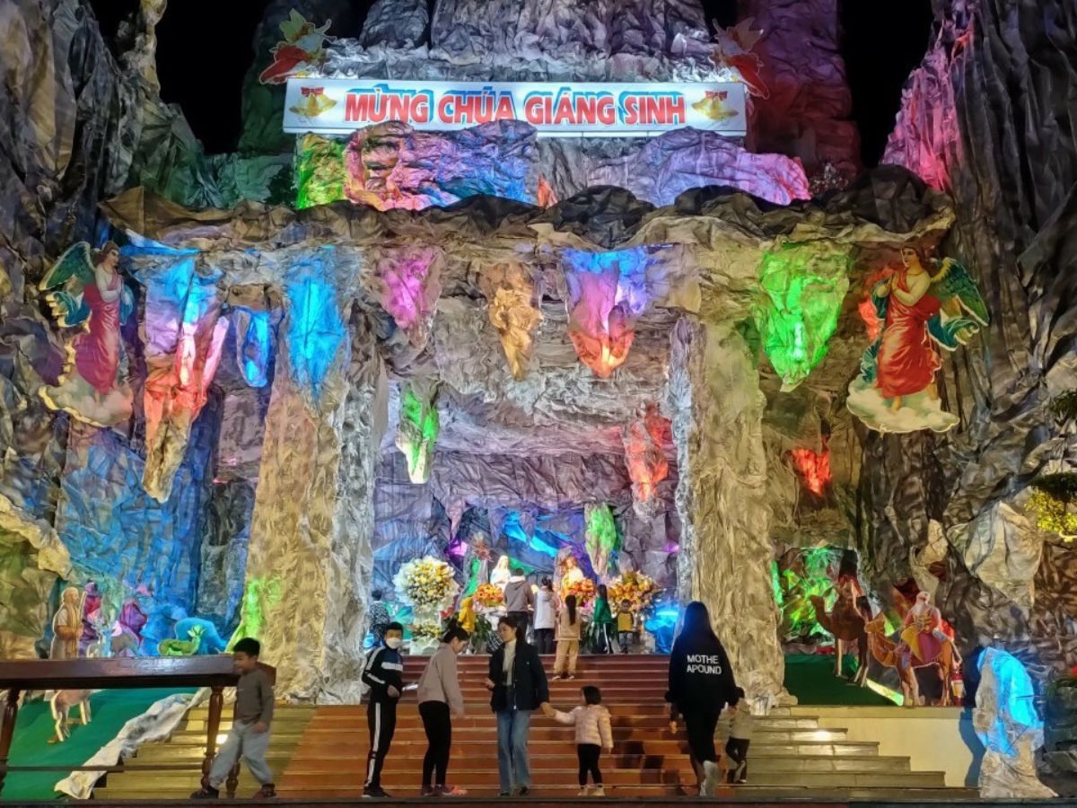 Nhà thờ Chính Tòa Thanh Hóa là nơi tổ chức Giáng Sinh thu hút nhiều du khách.