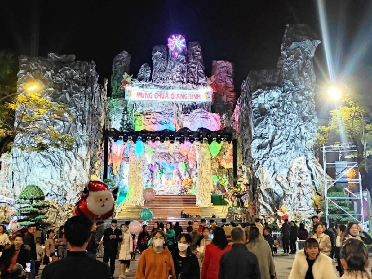 Không khí Giáng Sinh ở Thanh Hóa nhộn nhịp, ấm cúng với nhiều dòng người cùng đón Noel ở khu vực trung tâm. 